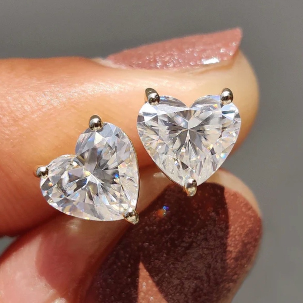 NWT 1 carat total weight heart shaped Moissanite stud earrings retail $229.99